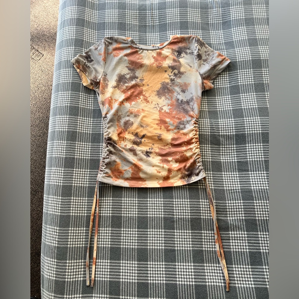 Multi colored U-neck top 😍 sizing S.